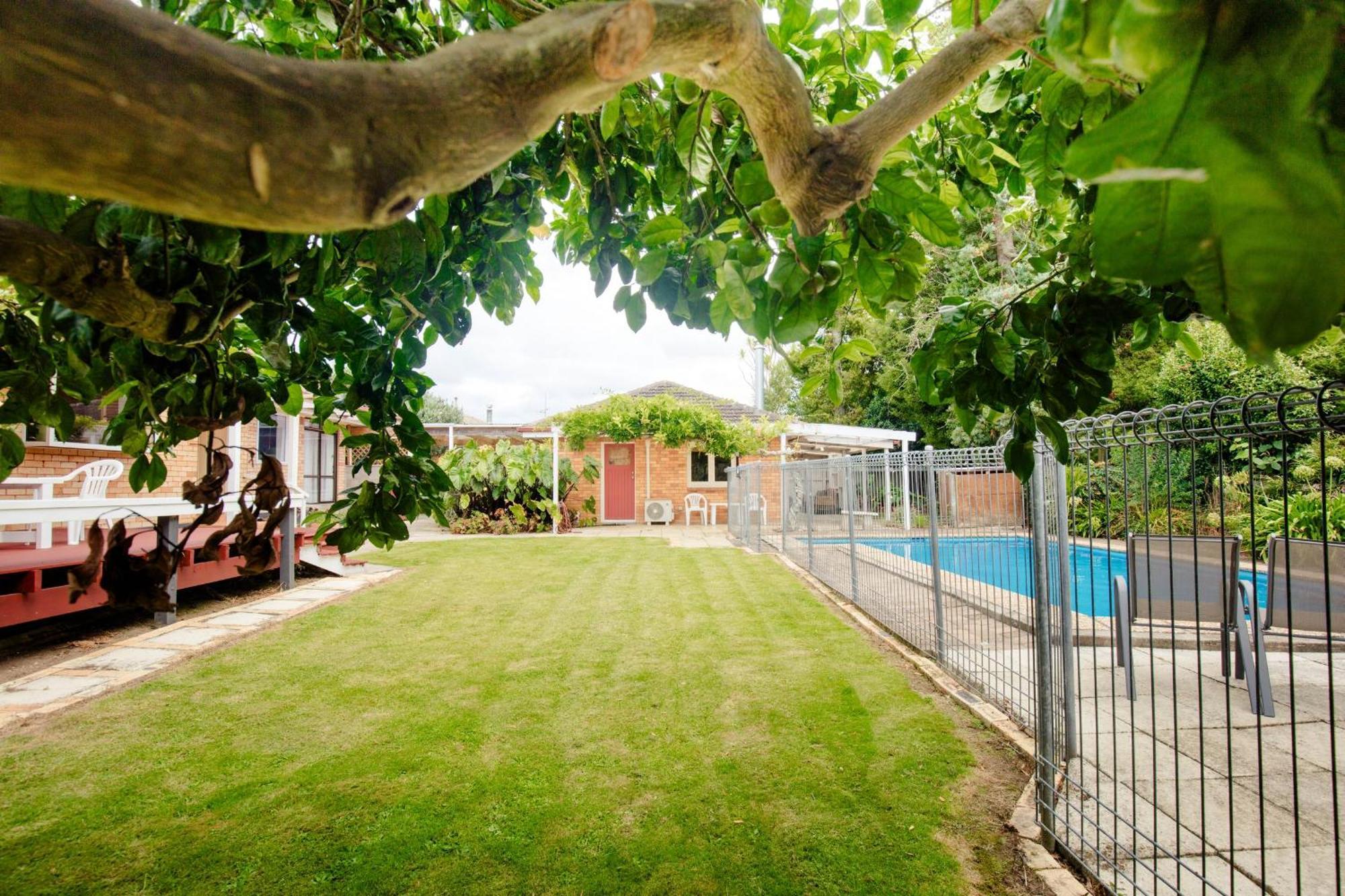 Central Location So Much Space Pool Opens In Summer Villa Hamilton Exterior foto